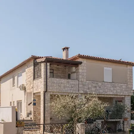 Apartament Red Karmenita *