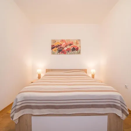 Apartment Red Karmenita
