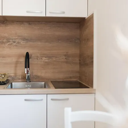 Apartament Red Karmenita *