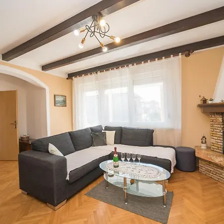 Apartament Red Karmenita *