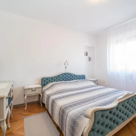 Apartament Red Karmenita
