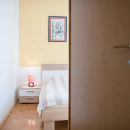 Apartment Red Karmenita
