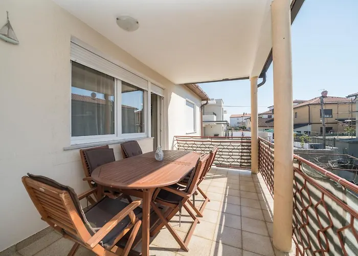 Red Karmenita Lejlighed *